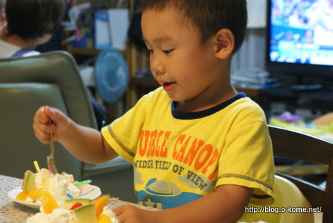 ケーキ食べてる僕ちゃん